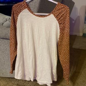 Terra & Sky Women’s Plus Size Long Sleeve Top with Polka Dot Sleeves